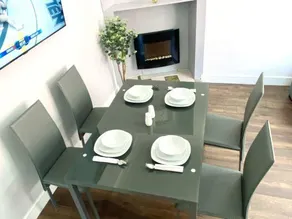 2 Bed Town Centre Nr Theatre Free Park Wi-Fi & garden - Image 3