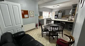 Amazing 6 bedroom house with free parking on site. - Image 4
