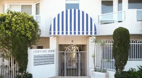 Spacious, ocean-front, pied-à-terre with stunning views &opposite cafes - Image 4