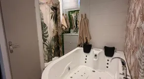 Suite jacuzzi privée Love-room-Méditerrannee - Image 3
