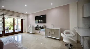 Luxury apartment at Lomas del Rey, Puente Romano - Image 2
