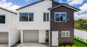 Central 4BR Brand New Home with free parking - Image 5