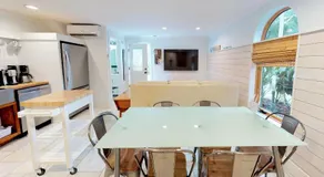 Romantic Secret Garden - Marble Floors & Bath DT Just 2 Blocks Beach Only 3 Miles - Image 5
