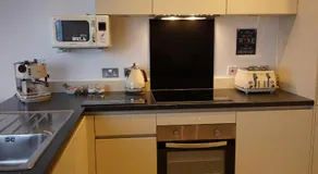 Excelsior Apartments - Liverpool Central - Free Parking - AirCon - Image 3
