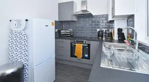 Lily House by YourStays - Cosy 3 Bedroom House in Crewe - Image 3