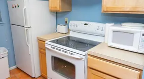 Walk to Beach House in Heart of Entertainment District - Atrium unit 102 - Image 5
