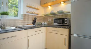 Stylish Apartment with Private Parking - Image 5