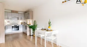 Spacious MK 2 Bed Apartment, 4 Mins from Station by AV Hughes Properties - Image 2