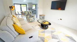 Home from home - 4 Double Bed House with Parking - Image 2