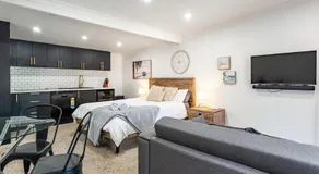 Lakeside Bliss, Perfect Location Guesthouse - Image 2