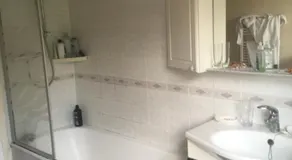 Private attic in Georgian townhouse with free parking - Image 2