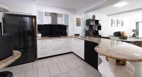 Waterline Direct Poolside Apartment - Image 5