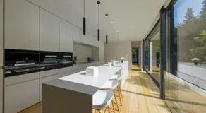 Luxurious 1000m2 Villa with Garden and Pool - Image 5