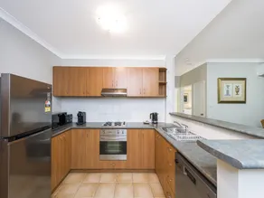 Central East Perth Flat with Pool  Gym Access - Image 4
