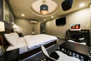 Honeymoon motel - Image 2
