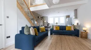 The Wagon Shed Stylish Conversion with Garden and Parking - Image 2