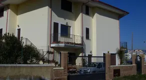 Yellow House - Image 4