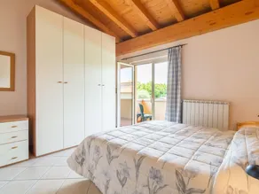 Apartamento en Salò con piscina y olivos - Image 2