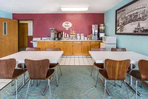 Super 8 by Wyndham Bourbonnais/Kankakee Area - Image 3