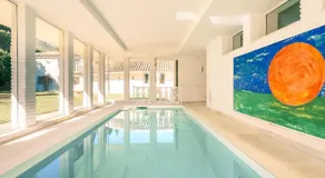 Indendørs opvarmet pool • Meget stor udendørs pool • Store haver • Havudsigt - Image 4