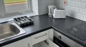 1 bed Roomy Station House Apartments - Free Wifi, Parking & EV - Image 5