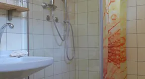 Gemütliches Zimmer mit Doppelbett und Tischtennisraum - Image 2