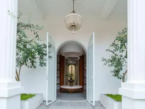 Yuhai Little White House Hotel - Image 4