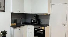 Modern Apt for 4 Near City Center - Image 2