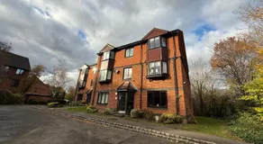 2 Bedroom Ap Close to Woking town with Free Parking - Image 5