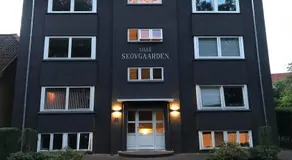 Lille Skovgaarden ved parken med gratis parkering - Image 1