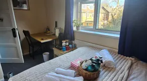 Double bedroom located close to Manchester Airport - Image 2