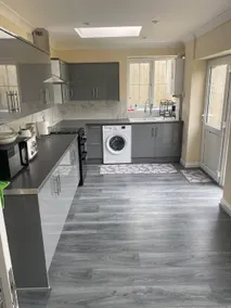 Spacious 4 Bed Contractor House Free Parking - Image 3