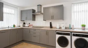 Large 6 bedroom all ensuite 2 with kitchenettes in Birkenhead Free Parking and Wifi Hosted by By Hinkley Homes Short Lets & Serviced Accommodation - Image 4