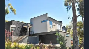 Modern executive house stunning views over Hobart - Image 4