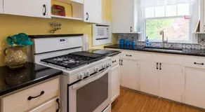 Experience South Haven - Little Yellow Cottage - Image 5
