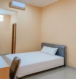 Shofy Guest House Mitra RedDoorz - Image 5