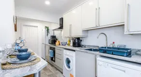 4 Bed 2 Bath Sleeps 6 Central Parking Contractor Long Stay - Image 3