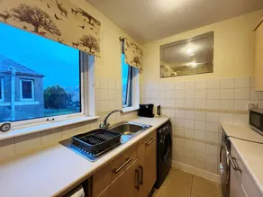 2-Bed Upper Flat Near Leven Station & Beach - Image 5