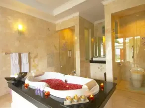 Romantic 1 Bed Room Pool Villa Kuta - Image 4