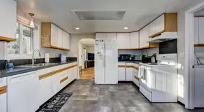 Little Blue Bungalow on Boise's Bench, Pet Friendly, Fully Fenced yard with doggie door! 2 miles from BSU, 5 minutes from Downtown Boise, Desk and workstation for remote workers, 2 TV's large walk-in closet, Good for mid-term stays - Image 3