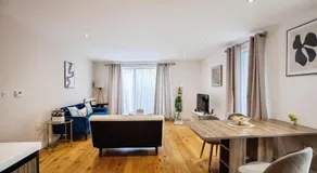 Luxury 2BDR close to station sleeps 5 - Image 2