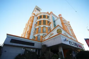 Opera Motel - Image 2