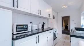 Comfortable 2 Bedroom Home Sleeps 4 With WiFi - Image 4