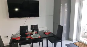 Large 4bed house up to 6 beds parking Slough Train Station - Image 2
