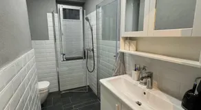 Bedroom with free parking - Image 5