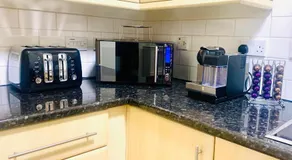 Stylish 2BR Apartment in Leeds City Centre with Town Hall Views - Image 4