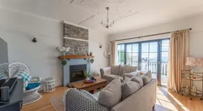 Beautifully Renovated Retreat Modern Comfort with Outdoor Entertaining - Image 2