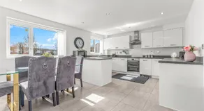 Large Family House with free parking - 3 bedrooms 6 beds - Image 3