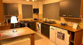 Cozy Twin Room Easy City Access Free Parking - Image 3