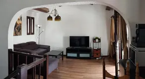 Lovely 2 bedroom house with private garden - Image 2